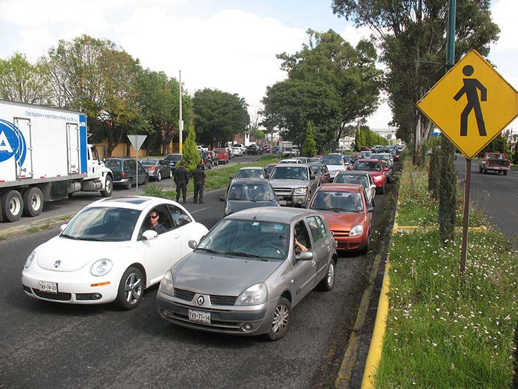 Bloquean ex policías de San Andrés la recta a Cholula y exigen finiquito