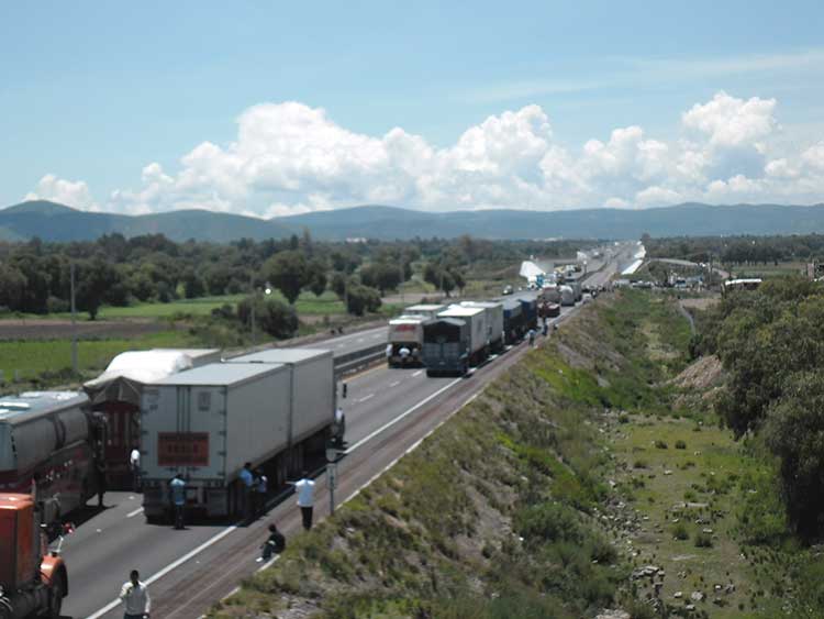 Cierran pobladores de Palmar de Bravo la autopista Puebla-Orizaba