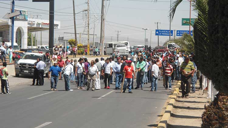 Antorchistas bloquean accesos a Texmelucan en demanda de obras