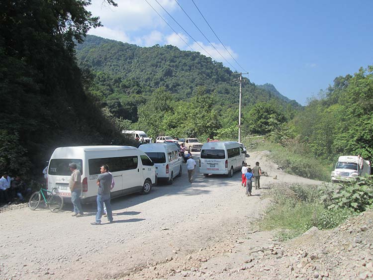 Bloquean cinco comunidades obras de ICA en la autopista México-Tuxpan