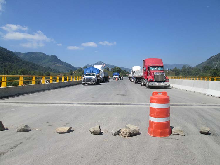 Bloquean cinco comunidades obras de ICA en la autopista México-Tuxpan
