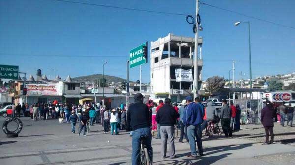 Cierran carretera federal a Tehuacán en demanda de maestros