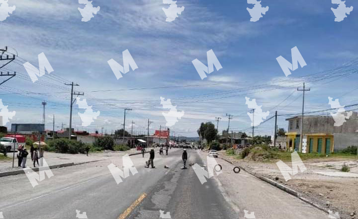 Por falta de agua pobladores de Acajete cierran carretera