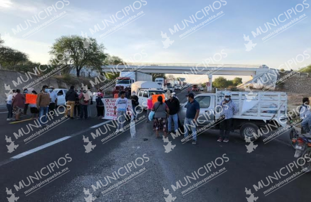 Bloquean carretera Cuacnopalan-Oaxaca inconformes de Santa María Coapan 
