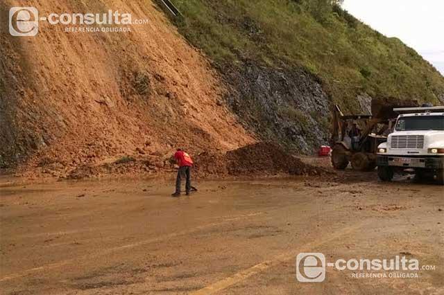 Derrumbes y accidente cierran las carreteras México-Tuxpan