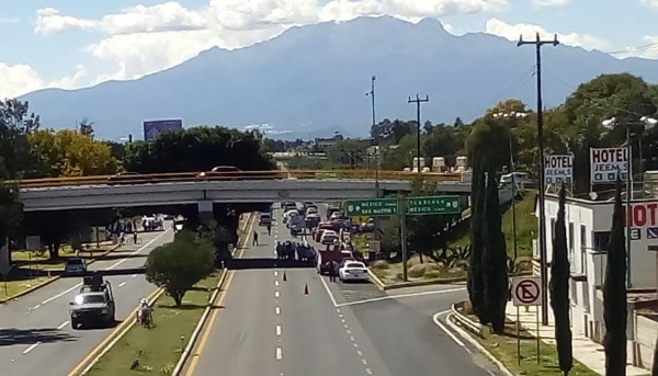 Transportistas de la Conatram bloquean la federal Tlaxcala-Texmelucan