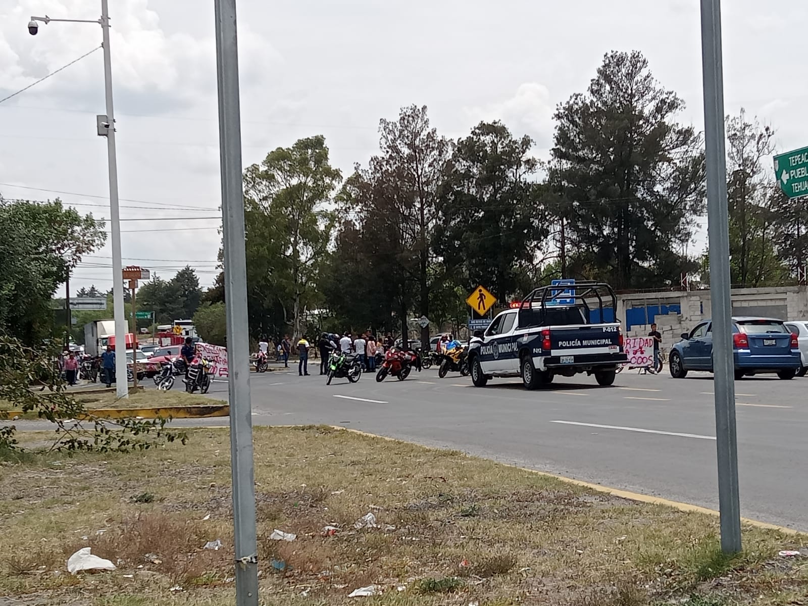 Habitantes bloquean acceso a Acatzingo; exigen justicia por muerte de motociclista 