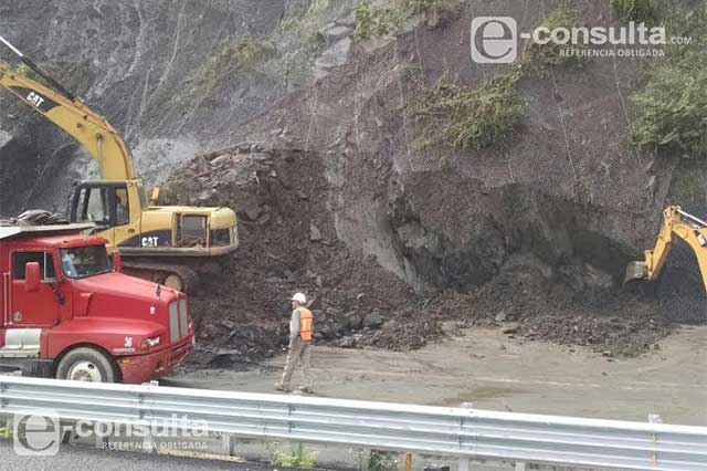 Derrumbes ocasionan cierre de autopista México-Tuxpan