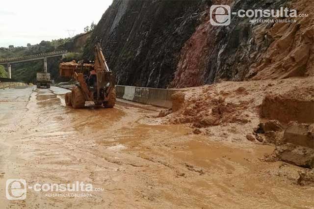 Derrumbes ocasionan cierre de autopista México-Tuxpan