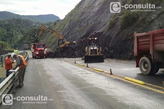 Derrumbes ocasionan cierre de autopista México-Tuxpan