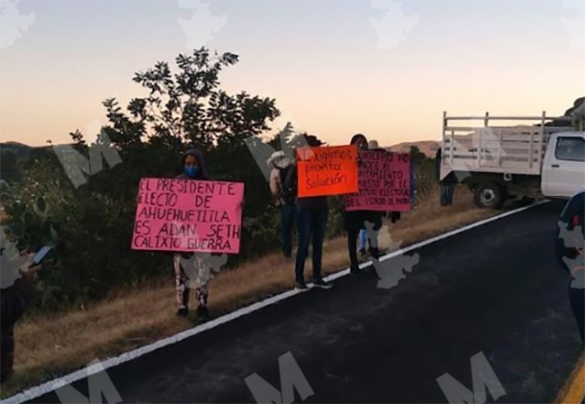 Pobladores de Ahuehuetitla cierran carretera Izúcar-Acatlán  