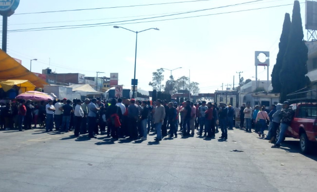 Tianguistas bloquean accesos a Texmelucan