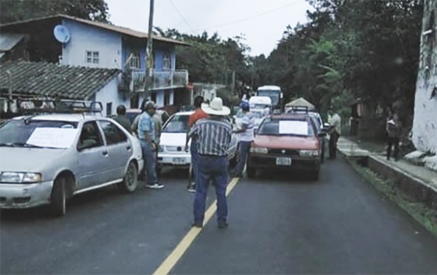 Cierran taxistas la Zacapoaxtla-Cuetzalan; piden liberar a agremiado