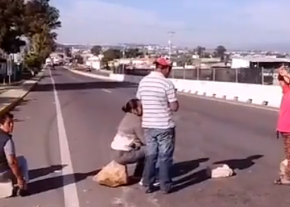 Vecinos bloquean la federal Puebla-Atlixco; piden instalar topes