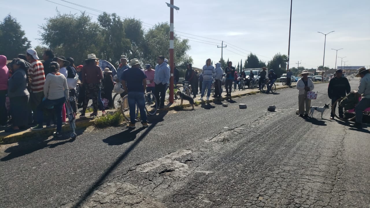Vecinos de Zacatepec cierran la federal México-Puebla para parar obra