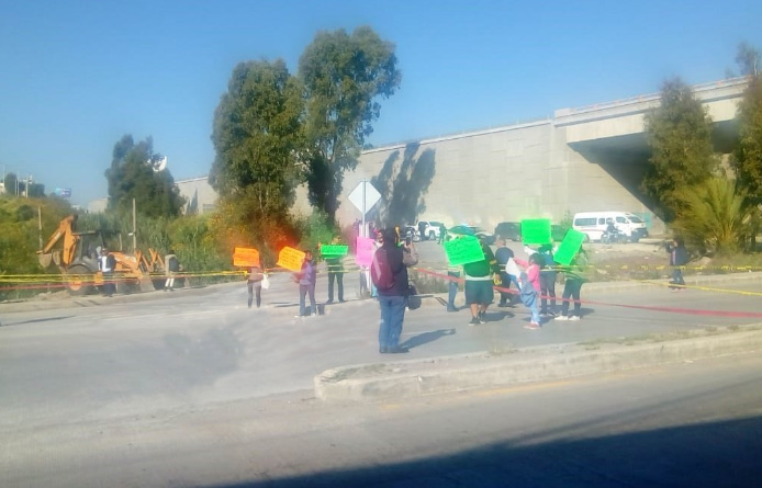Vecinos cierran bulevar Valsequillo; exigen transporte, obras y seguridad