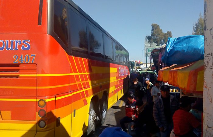Tianguistas bloquean a camiones ingreso a la central de Texmelucan