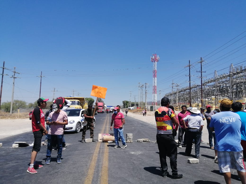Cierran carretera 150 ante inseguridad y obra inconclusa en Miahuatlán