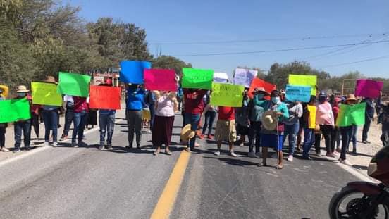 Pobladores bloquean la federal Puebla-Tehuacán en Tlacotepec