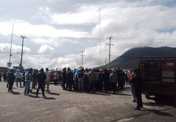 Comando asalta escuela en Nopalucan; padres cierran carretera