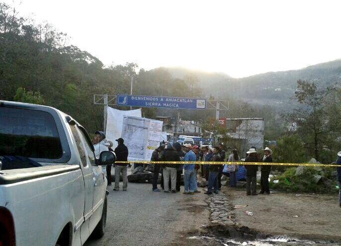 Bloquean la carretera interserrana en Ahuacatlán por conflicto post electoral