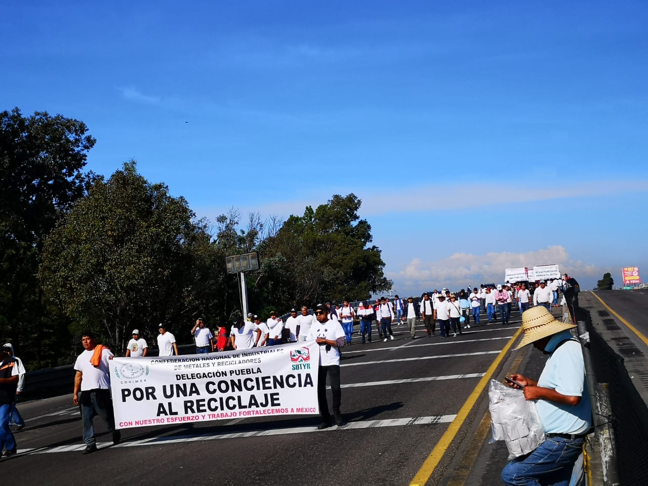 Manifestantes toman casetas de Amozoc y San Marcos