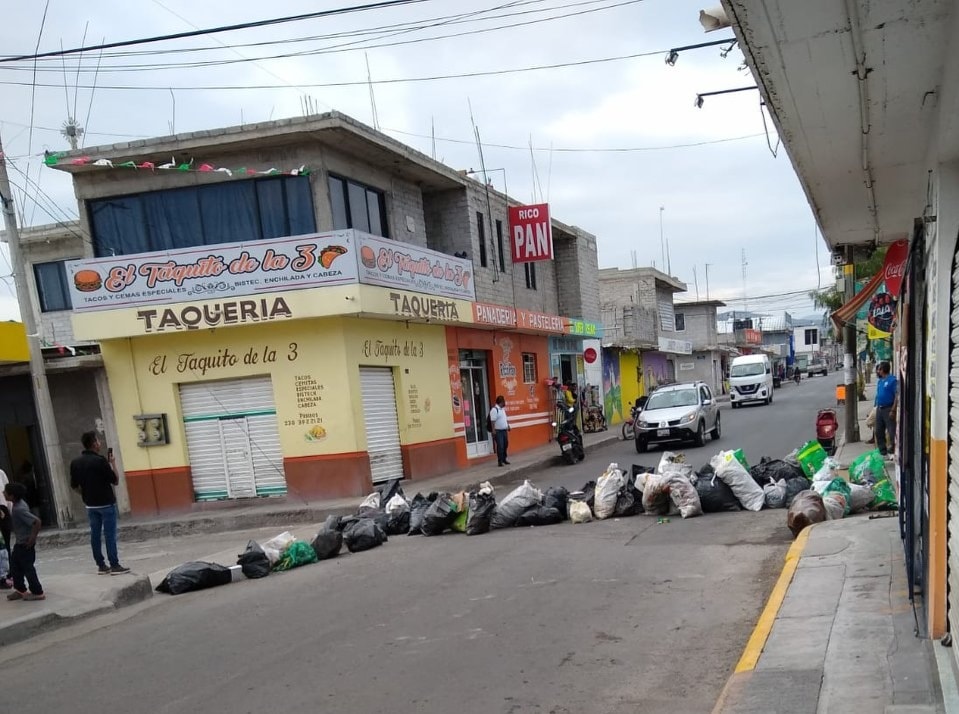 Bloquean con basura calles de Tehuacán para exigir su recolección 