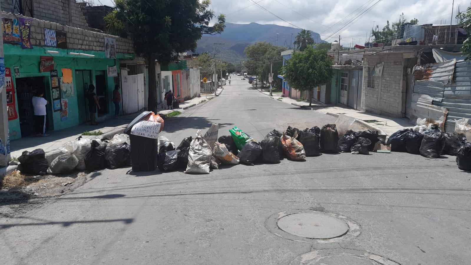 Bloqueos y amontonamientos de basura registran calles de Tehuacán