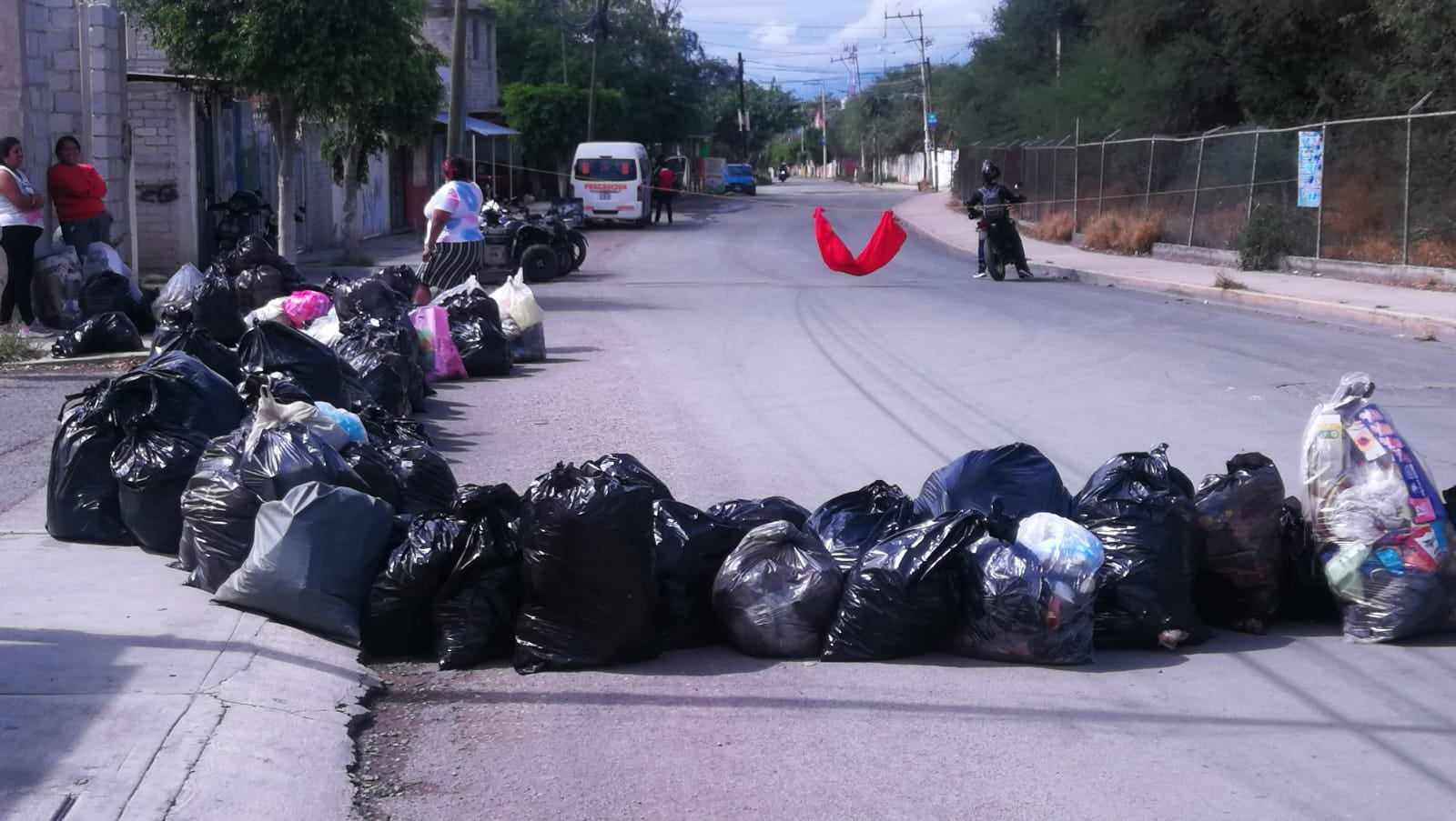 Vecinos de fraccionamientos bloquean con basura calles de Tehuacán