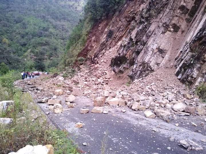 Por deslaves está bloqueada carretera a San Miguel Tenango en Zacatlán