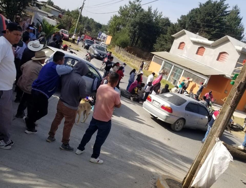 Bloquean carretera Vicente Guerrero-Tlacotepec de Díaz, exigen agua