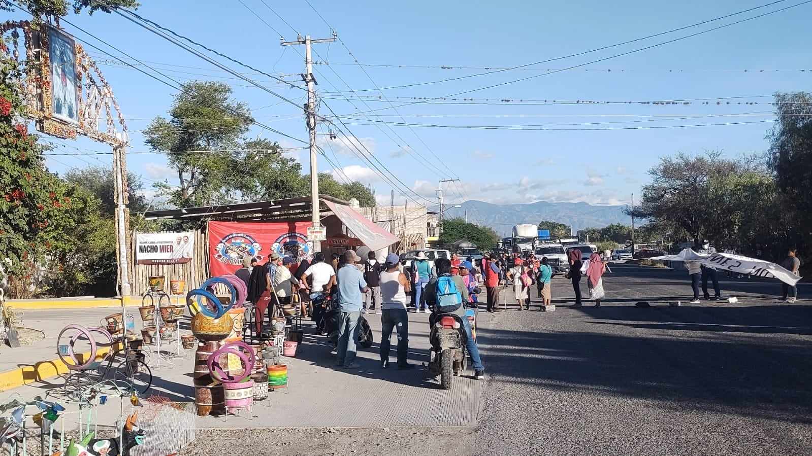 Suspende Gobernación reunión con campesinos y bloquean carretera Tehuacán-Teotitlán