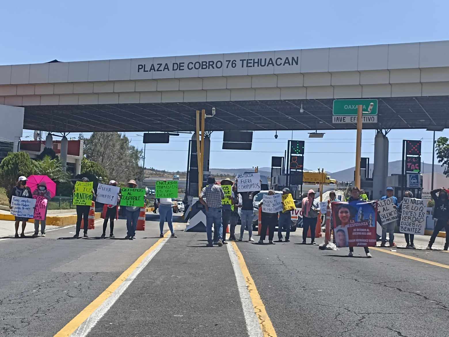 Ahora bloquean caseta de peaje para exigir justicia por Silvia y Óscar en Tehuacán 