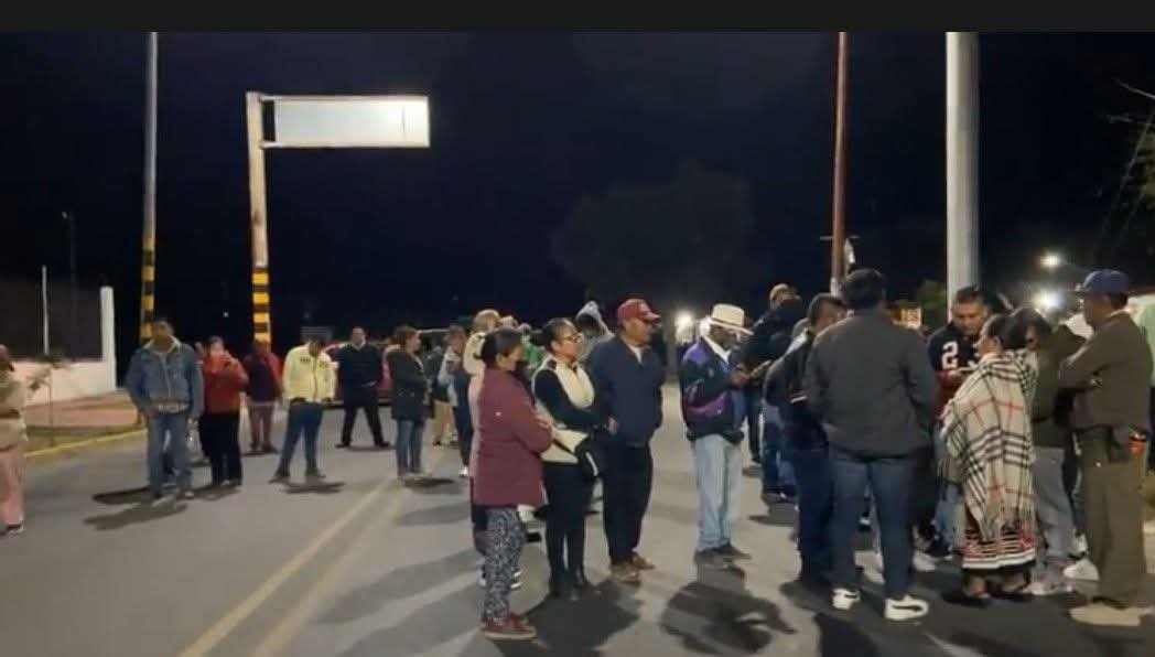 Bloquean habitantes de Coapan carretera ante inconformidad por resultados de plebiscitos