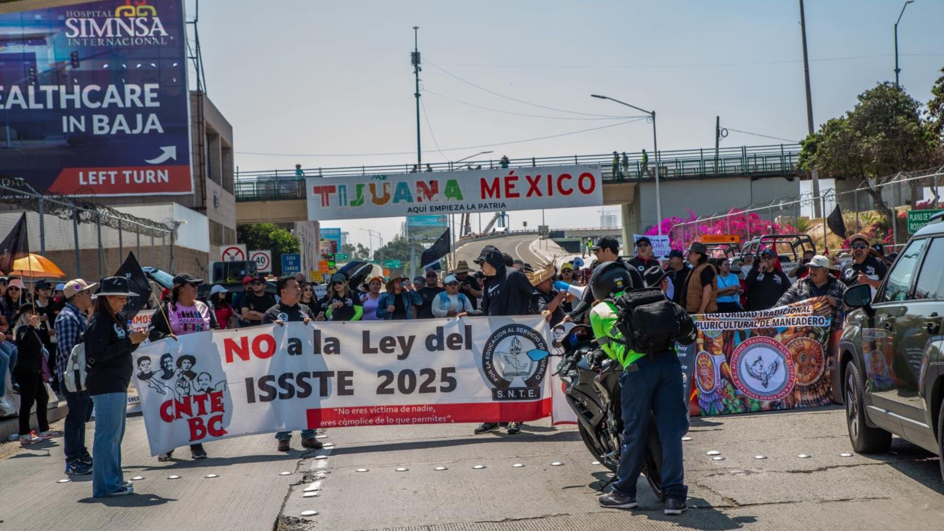 Maestros de la CNTE bloquean cruce fronterizo internacional en Tijuana