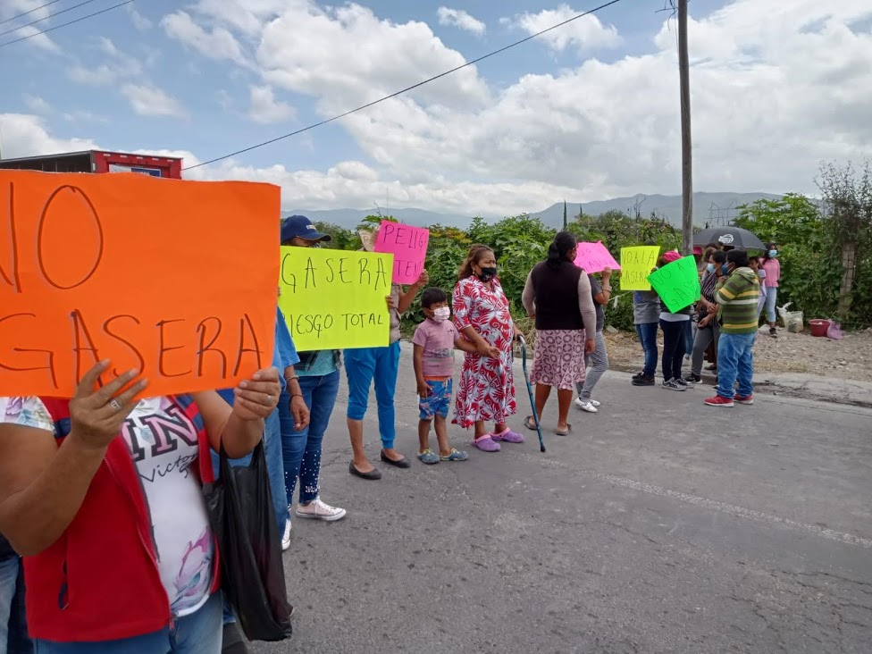 Bloquean vecinos de Tehuacán vialidad ante instalación de gasera