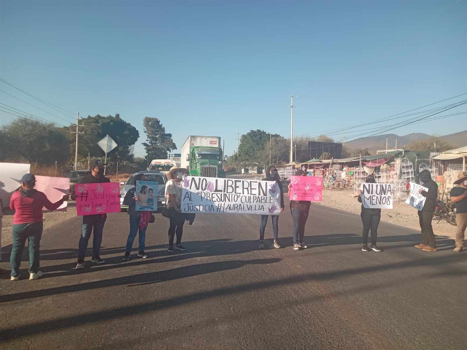 Bloquean la carretera federal para exigir justicia para Laura Evelia, víctima de Feminicidio