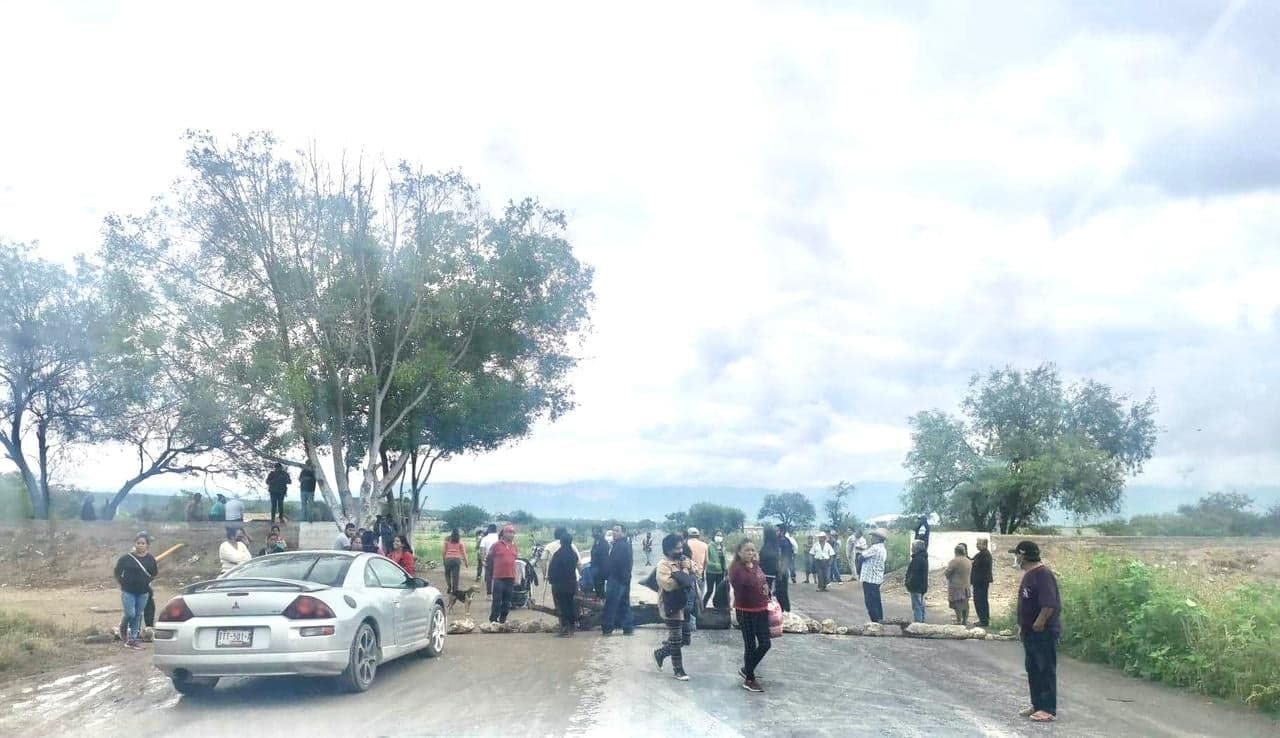 Bloquean pobladores varias horas acceso a la recta de Chilac, para exigir topes 