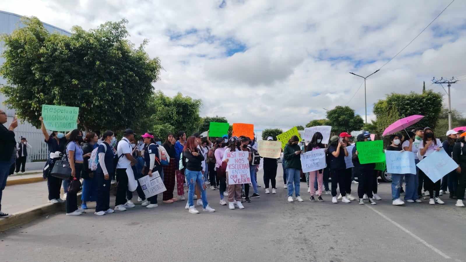 Estudiantes de la UPN Tehuacán bloquean bulevar y denuncian irregularidades en la institución