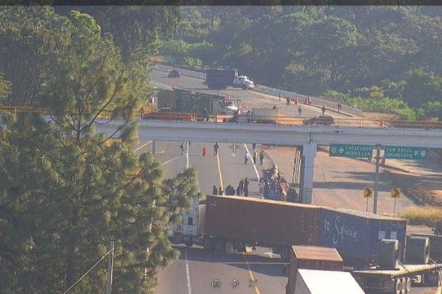 Bloqueo en la Autopista Siglo XXI por segundo día consecutivo, tras desaparición de dos habitantes