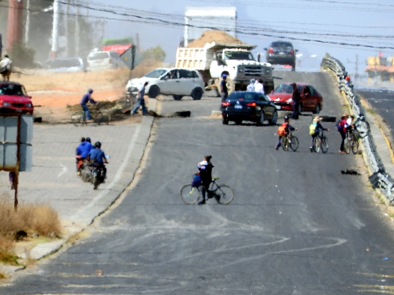 Edil planta a pobladores y ocasiona cierre carretero en Juan C. Bonilla