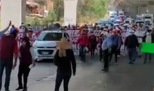 Militantes de Morena cierran la México-Puebla