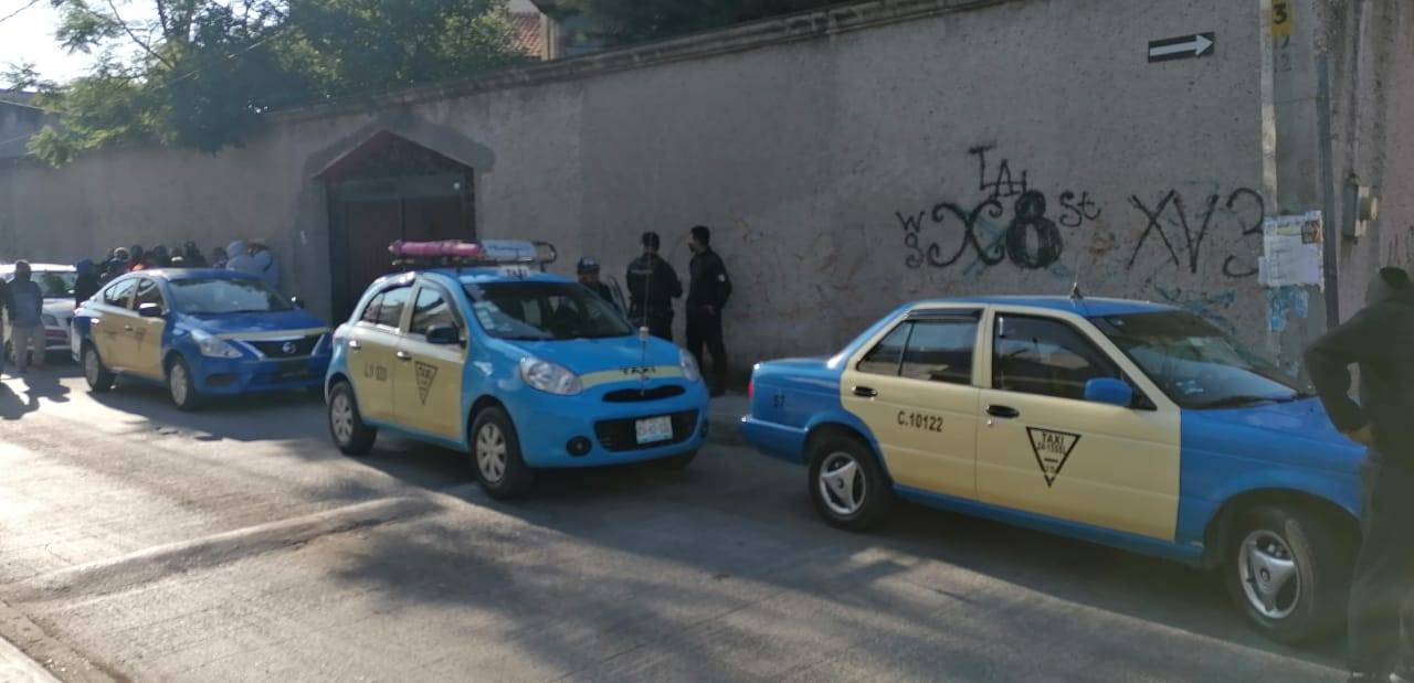 Transportistas bloquean a conductores de Titi Cars en Izúcar  