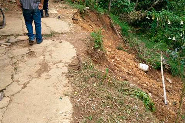 Lluvias bloquean carretera a comunidad de Huauchinango