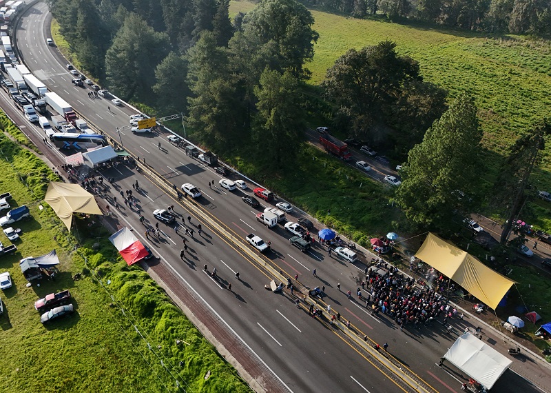 Cierres y accidentes carreteros afectan al turismo en Puebla, advierte Banco de México