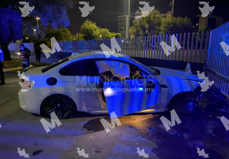 BMW choca y se mete a la iglesia de Nuestra Señora del Camino