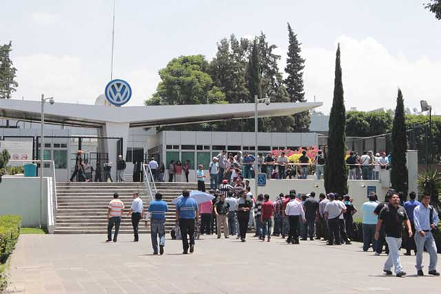 Ordenan a sindicato de VW nueva consulta por acuerdo salarial