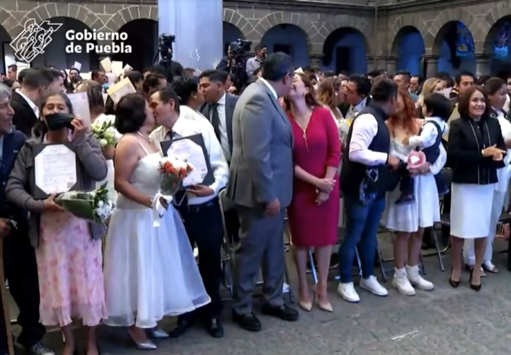 ¡No se rajan! Participan 137 parejas en boda colectiva en Puebla