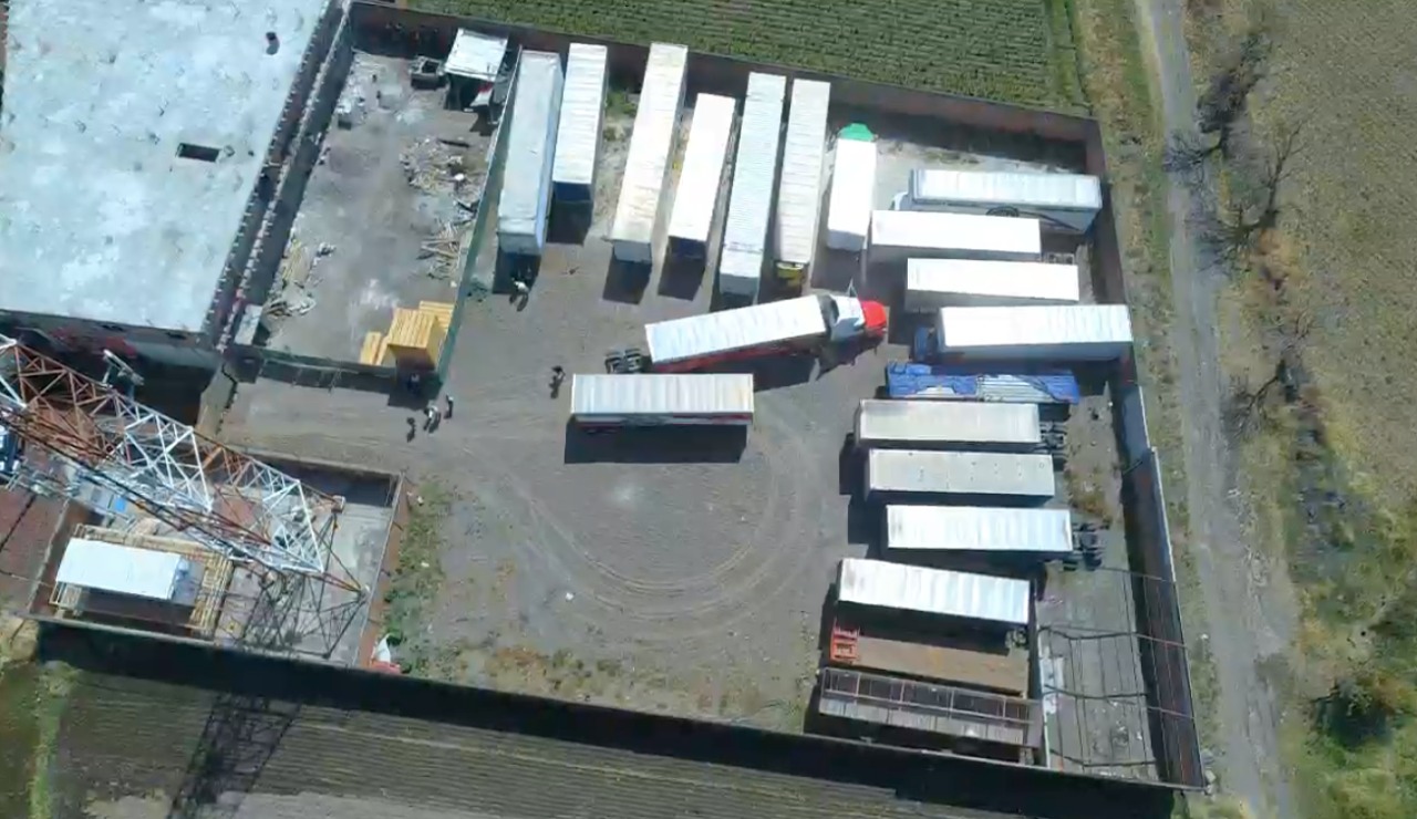 Con drones descubren lote de tractocamiones robados en Atlixco