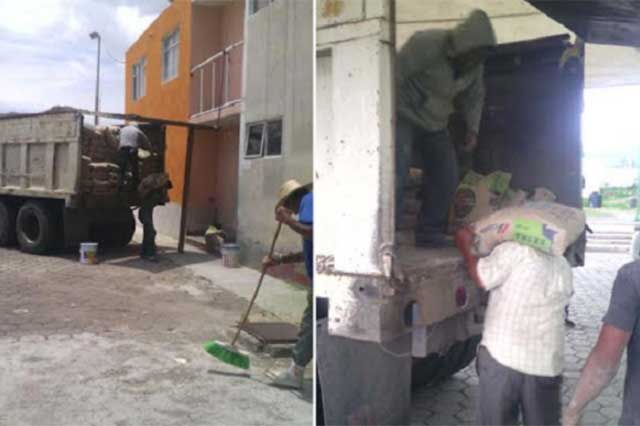 Acusan a Mario Rincón por repartir cemento en Tlayoatla